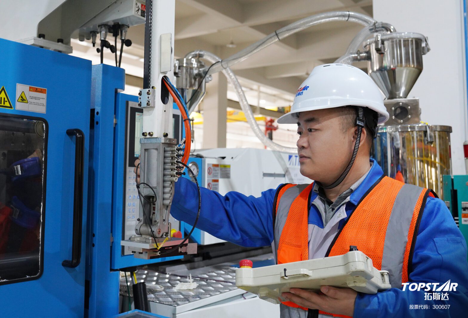 Zhong Jiajun debugs the machinery and equipment