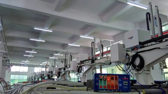 Injection Molding Robot 12