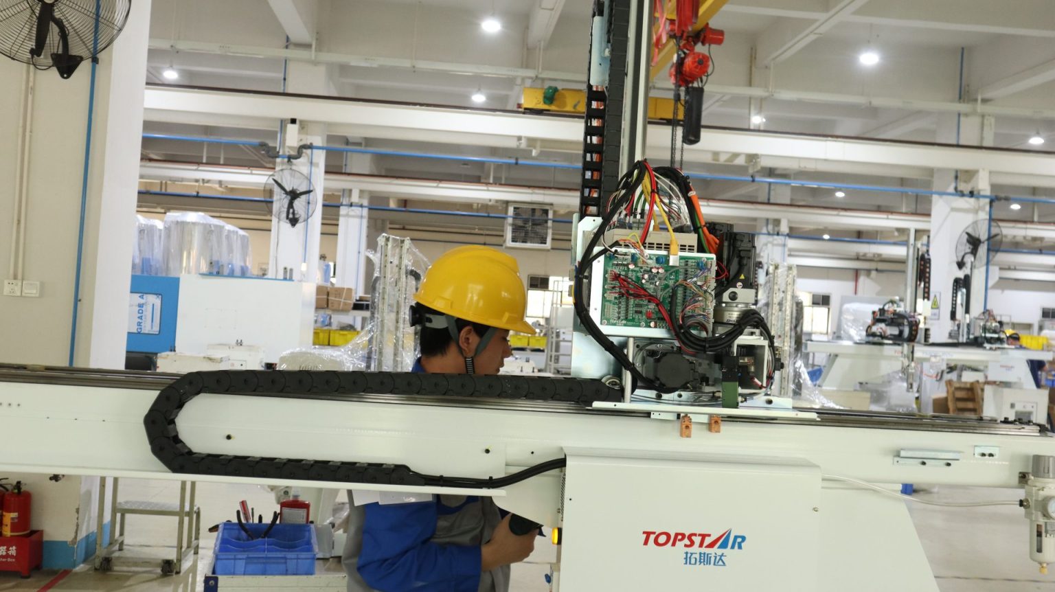 What are the injection robot for injection molding machines? - TopStar