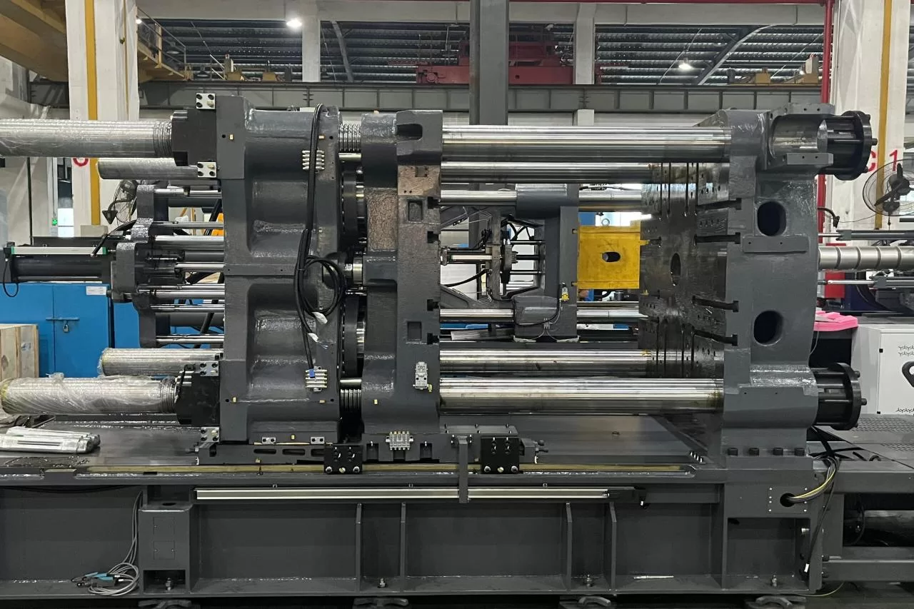 Clamping device of injection molding machine 1-2